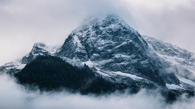 白昼白雪覆盖的灰山